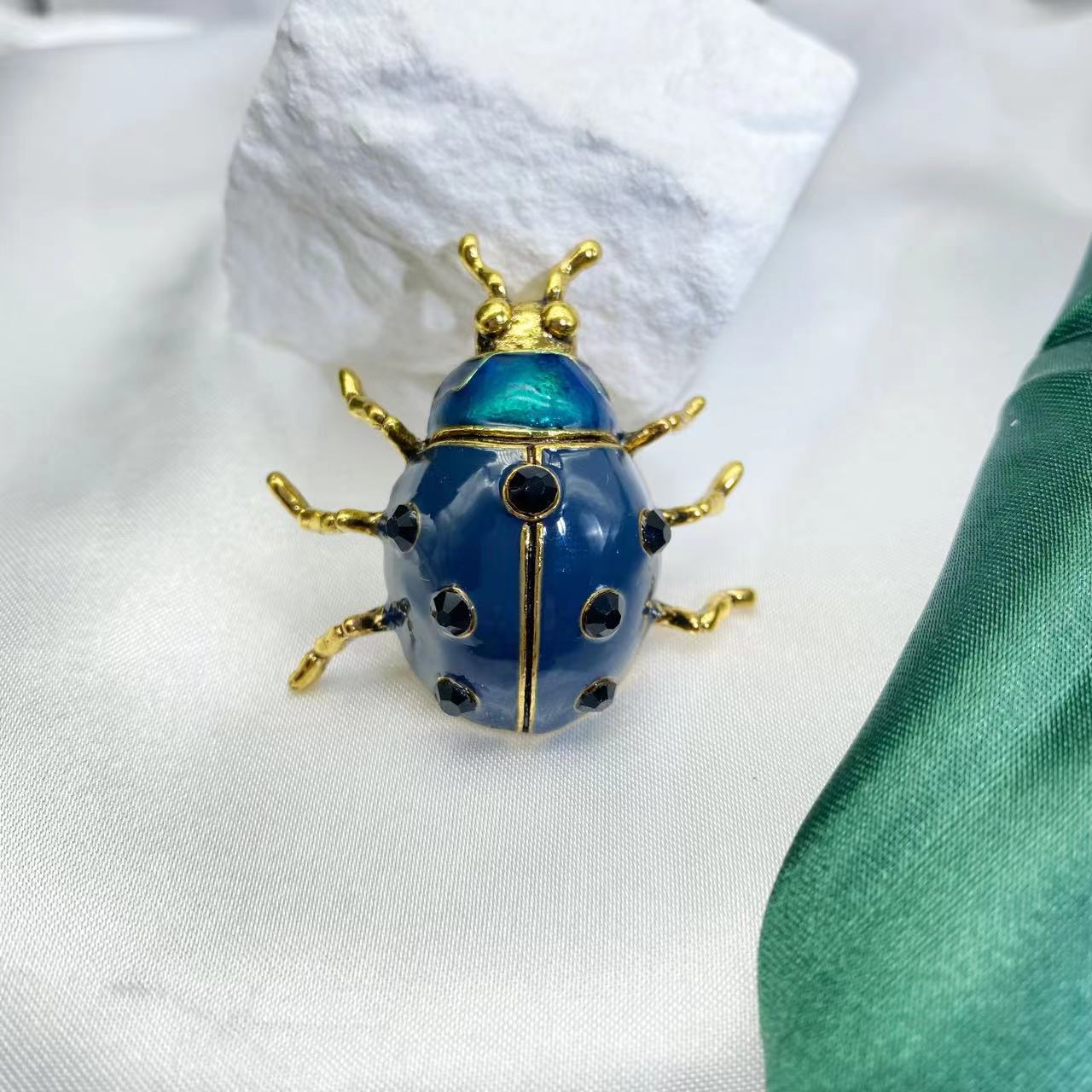 Versatile brooch
