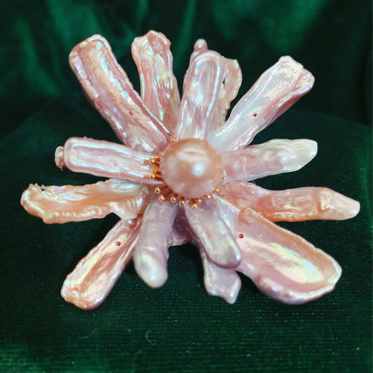 Loquat-shaped pearl chest brooch