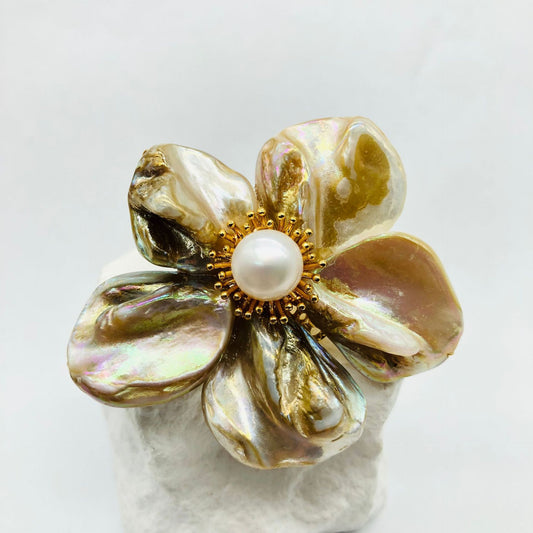 Shell five petal brooch