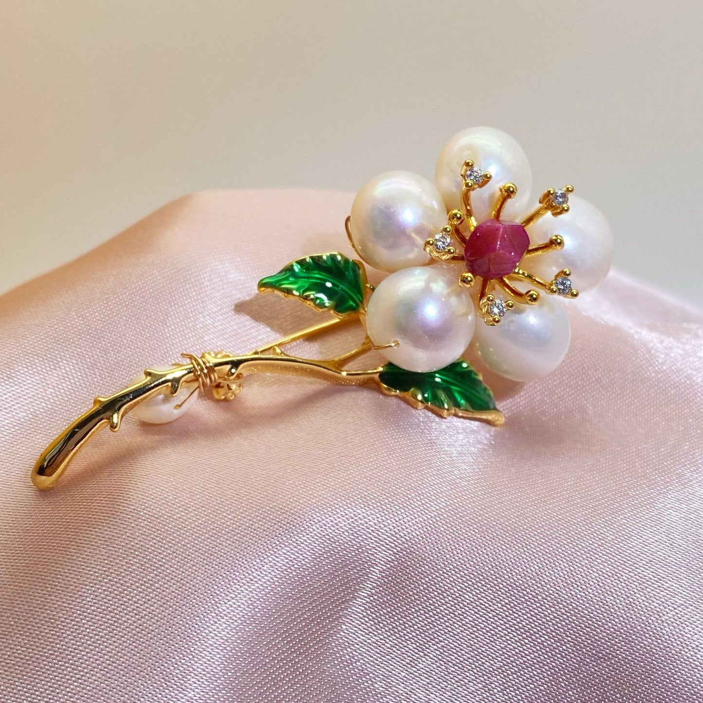 Natural freshwater pearlwomen’s brooch