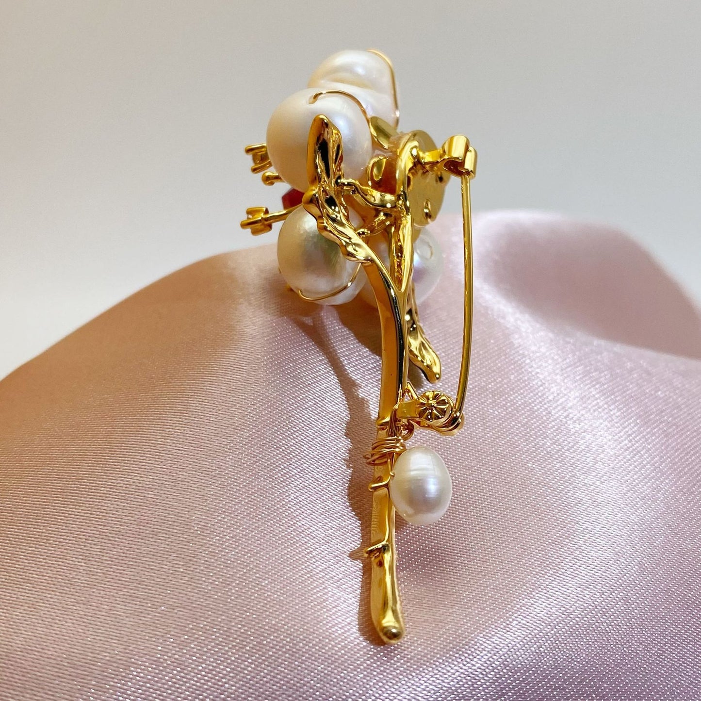 Natural freshwater pearlwomen’s brooch