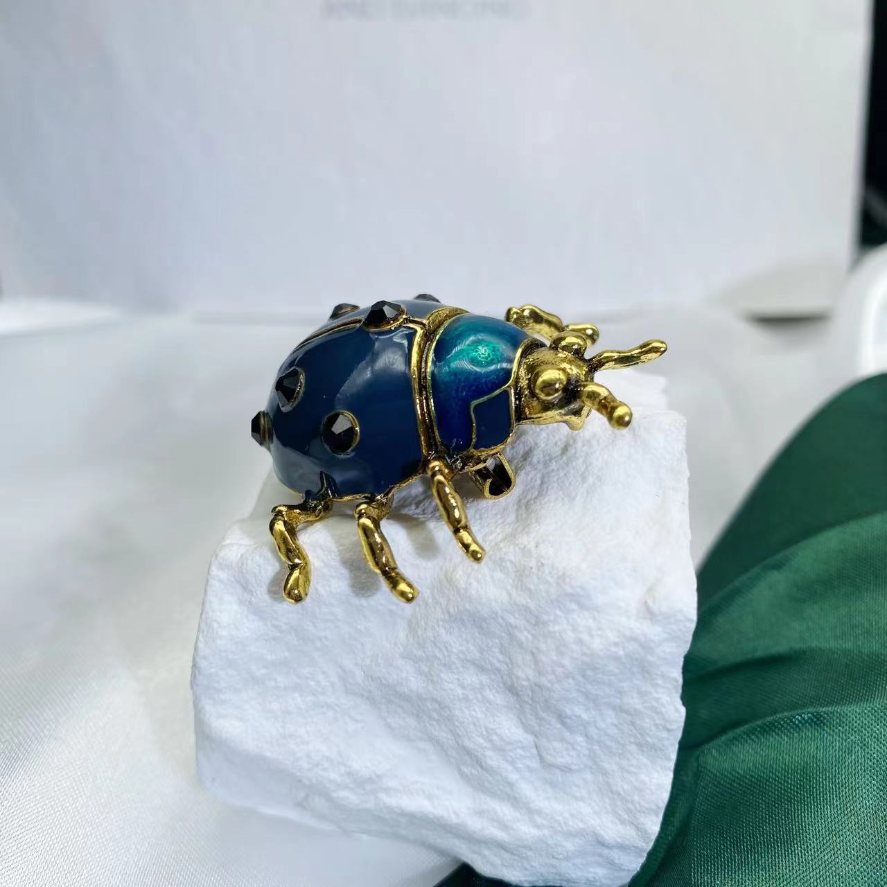 Versatile brooch