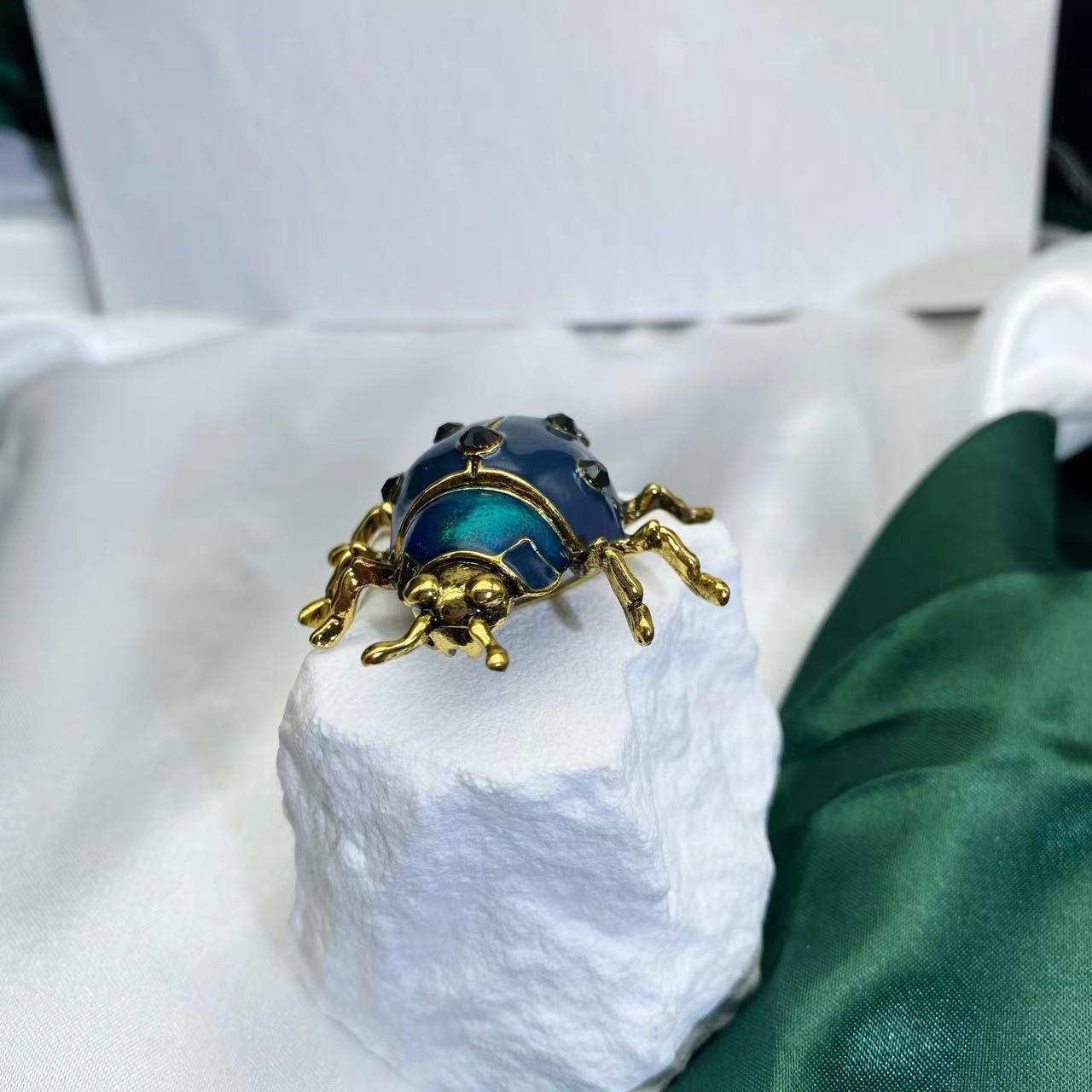 Versatile brooch