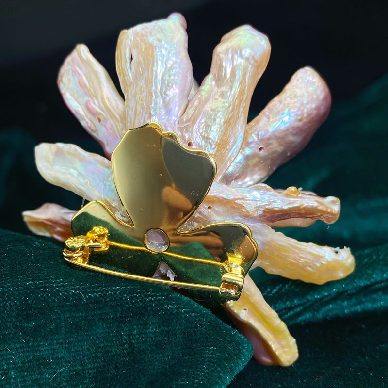 Loquat-shaped pearl chest brooch