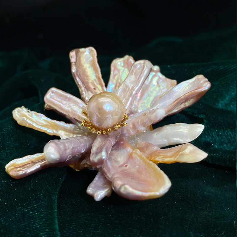 Loquat-shaped pearl chest brooch