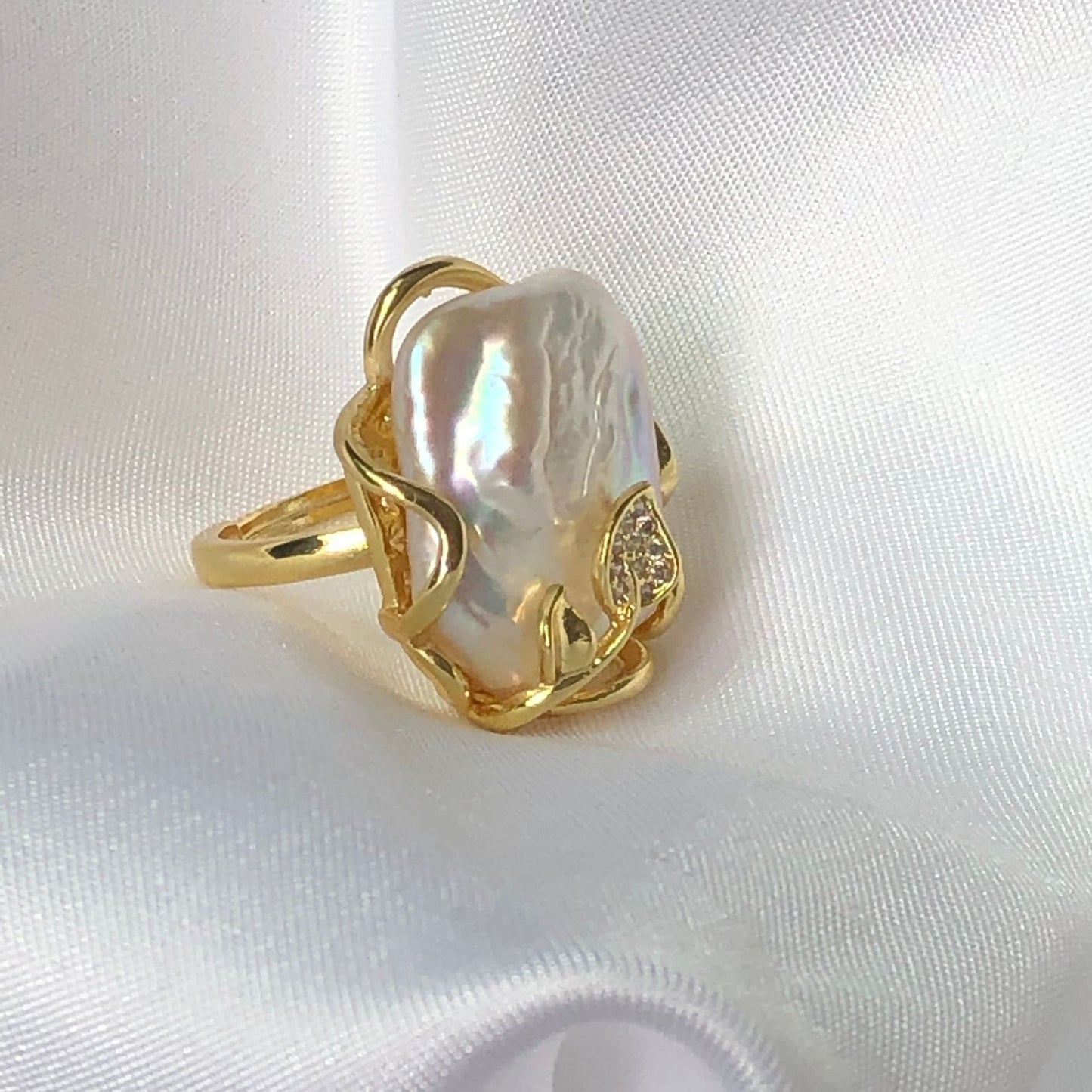 Baroque pearl ring