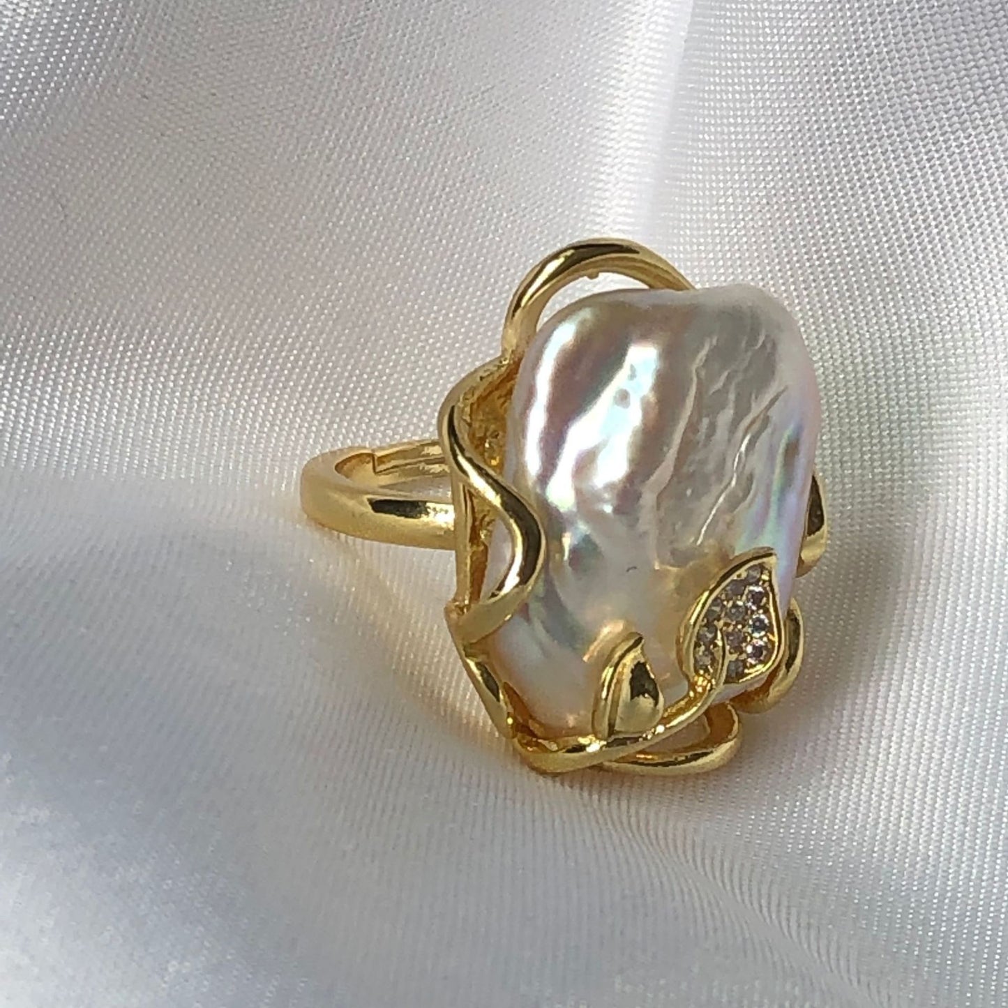 Baroque pearl ring